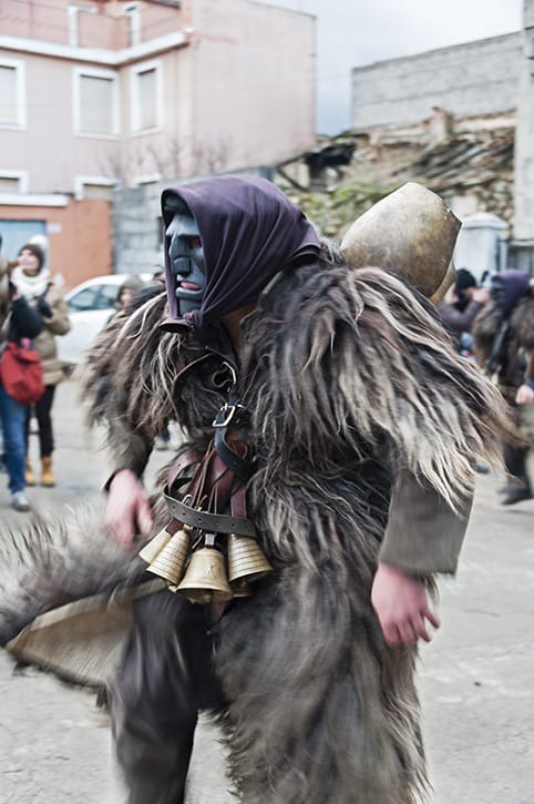 Mamuthones shaking bells