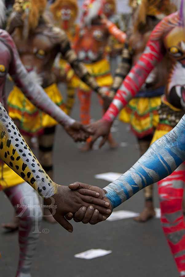 India-Pulikkali-tiger-hands