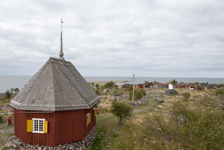 Maakalla island church above