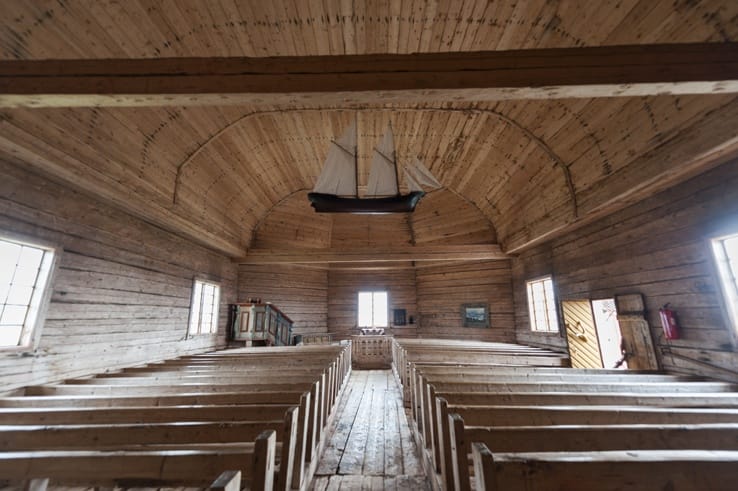 Maakalla island church inside