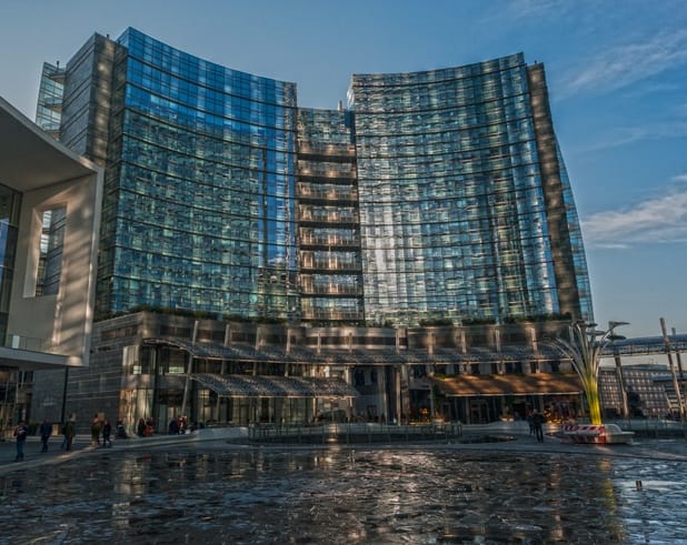 Milano Piazza gae aulenti fountain