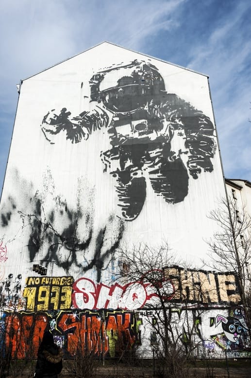 berlin cosmonaut graffiti