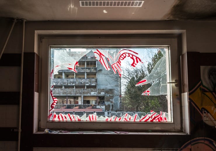 berlin urbex smashed window