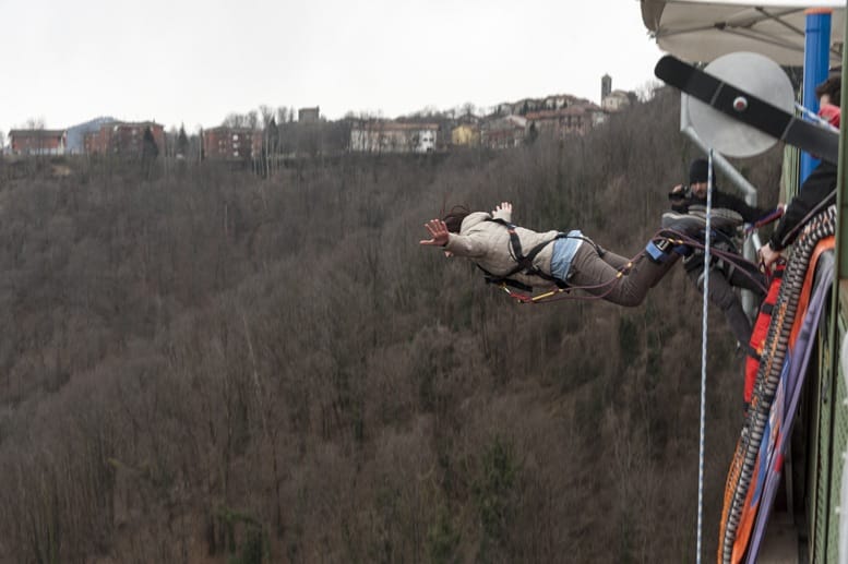 bungee jumping pistolesa bridge