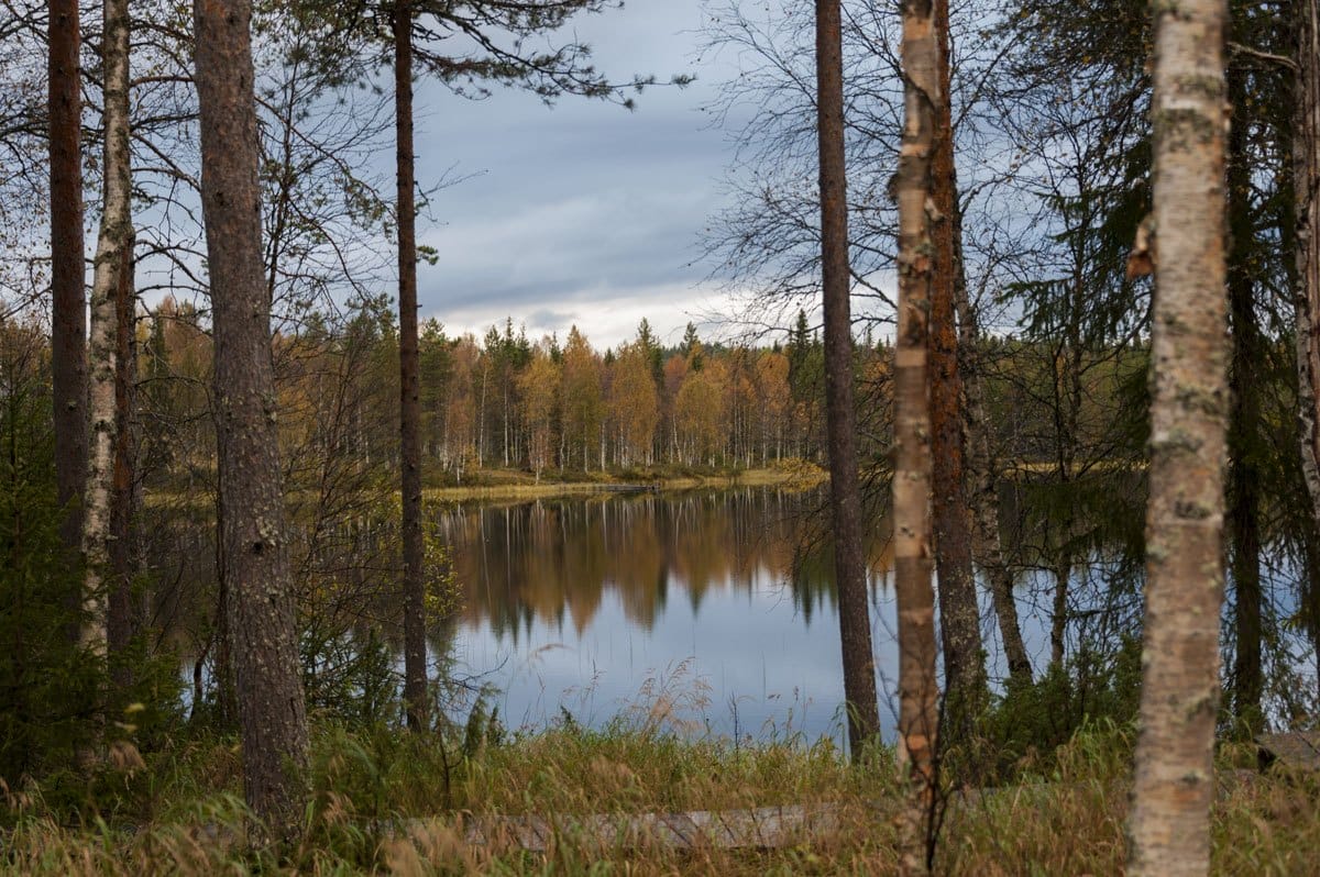 isokenkaisten-klubi-lake-autumn