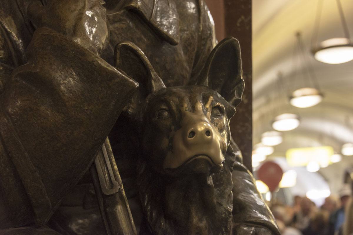 metro-moscow-statue