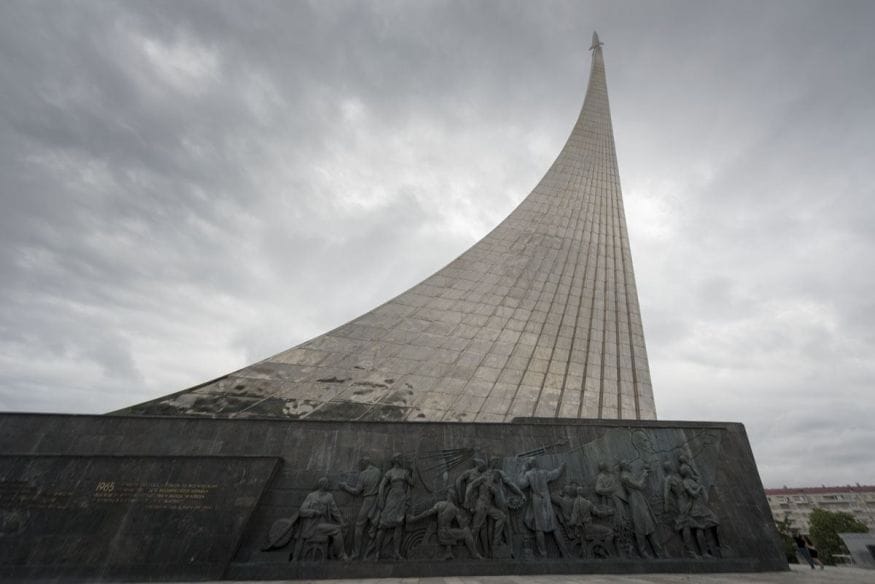 moscow-cosmonaut-monument-side