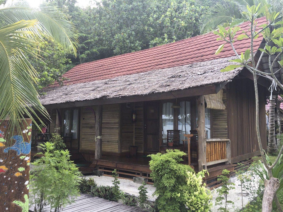 raja-ampat-dive-lodge-room