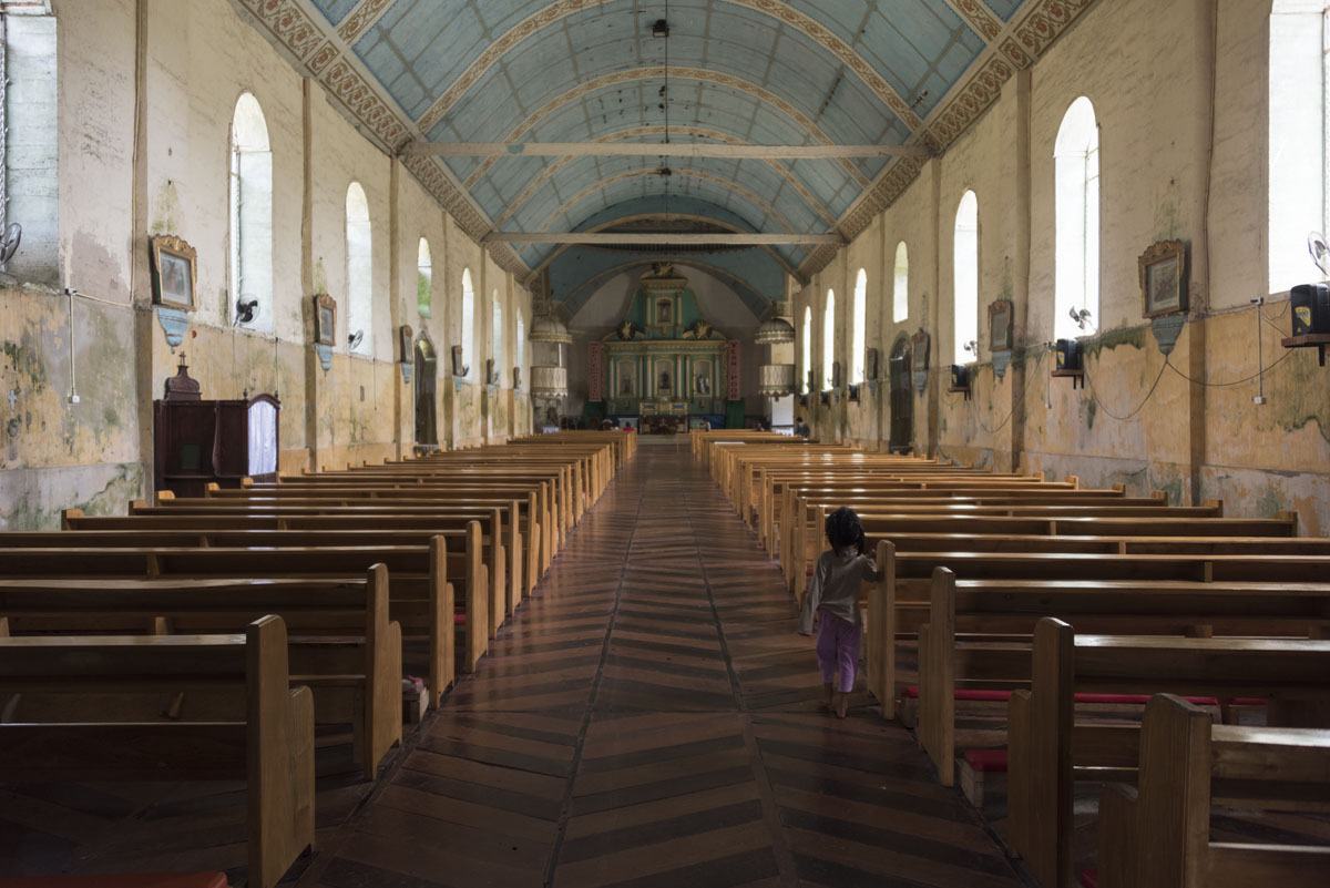 Philippines-Siquijor-lazi-church-inside
