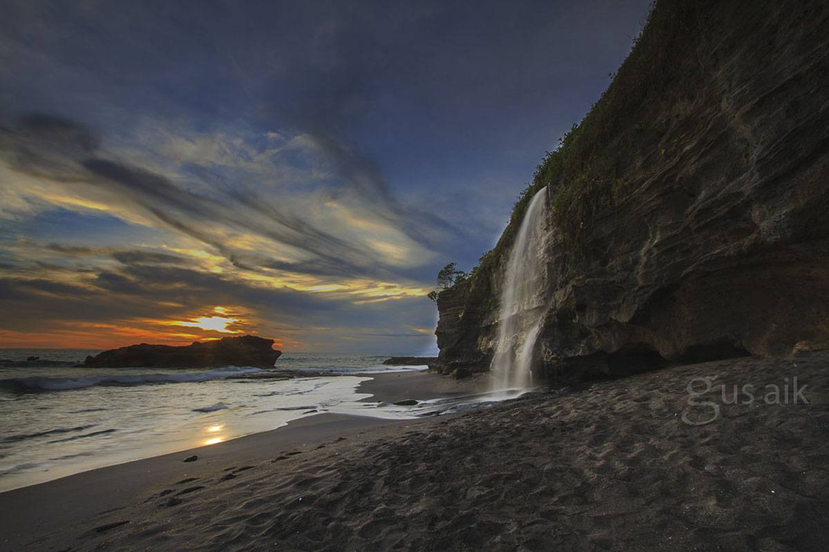 melasti beach cliffs