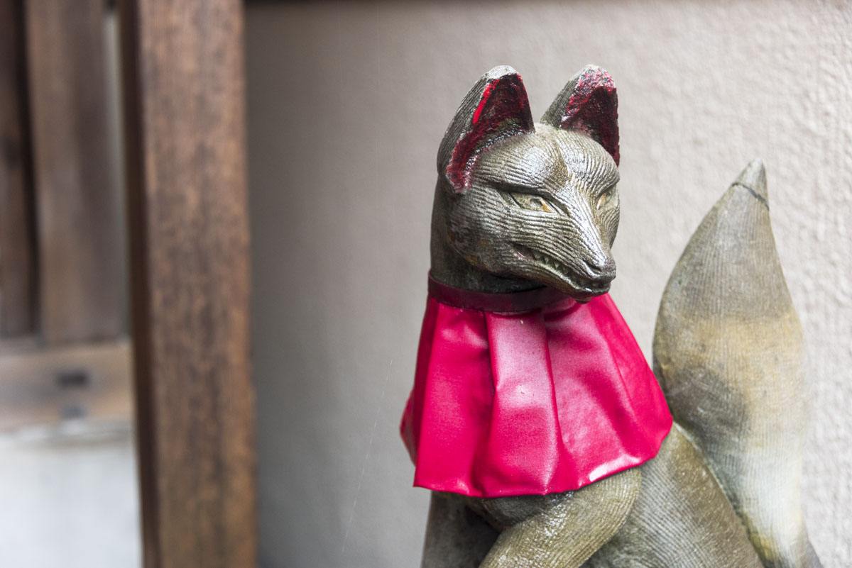 Tokyo sunamachi street inari statue