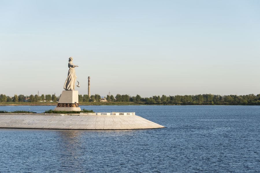 russia mother volga statue
