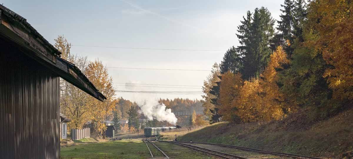 steam train banitis leaving station