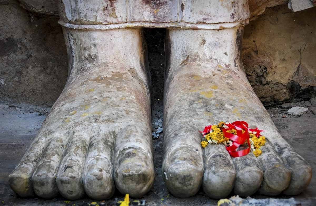 sukhothai buddha feet