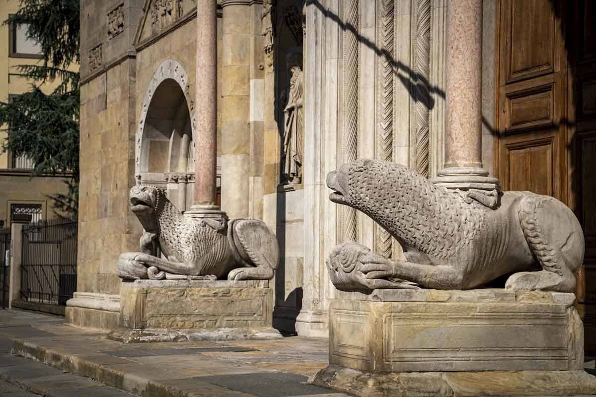 carved lions fidenza cathedral
