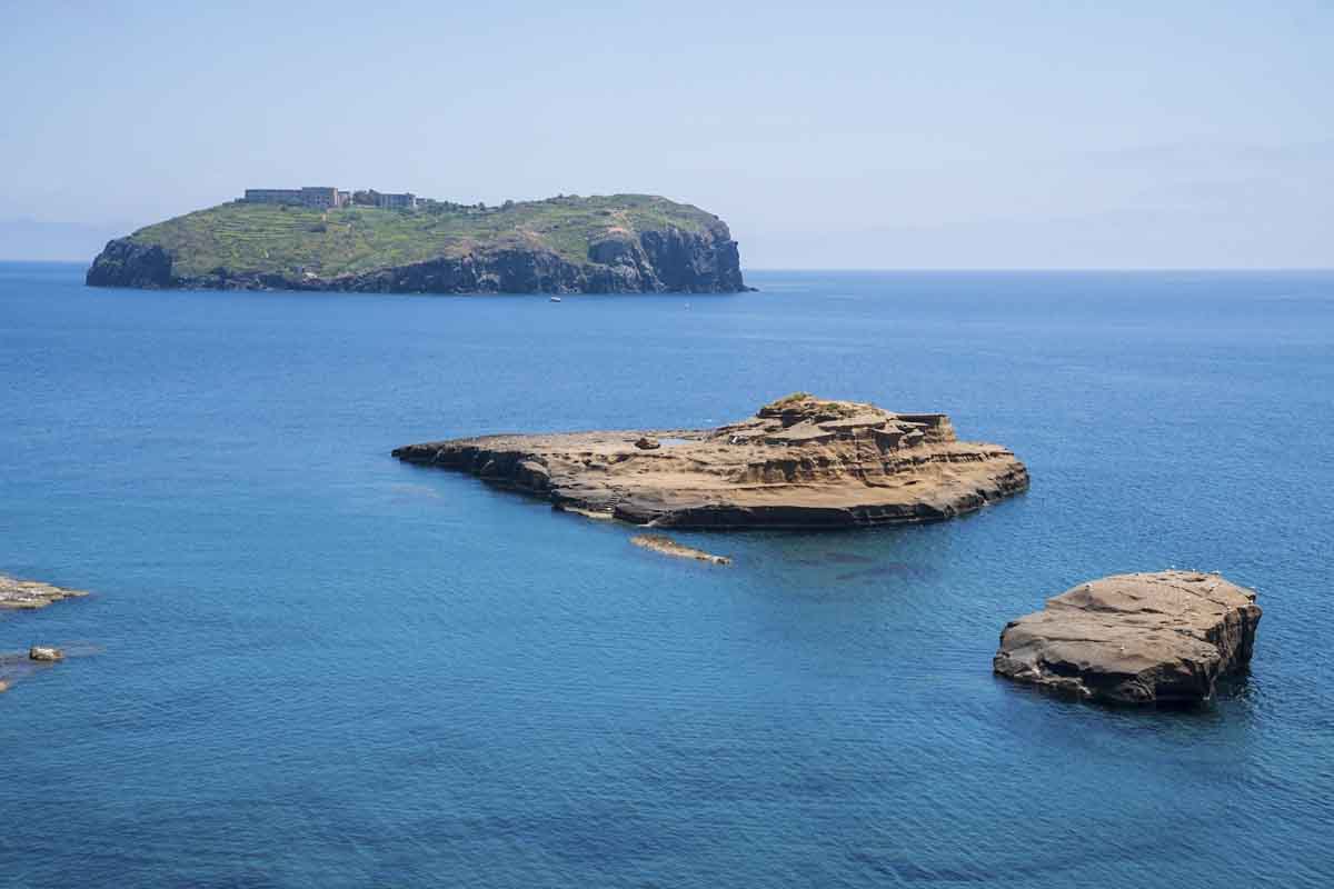 ventotene nave rocks