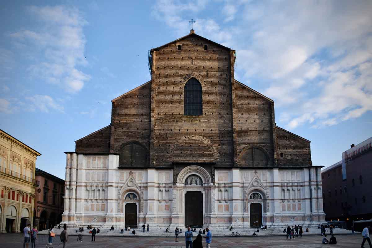 one day in bologna piazza maggiore